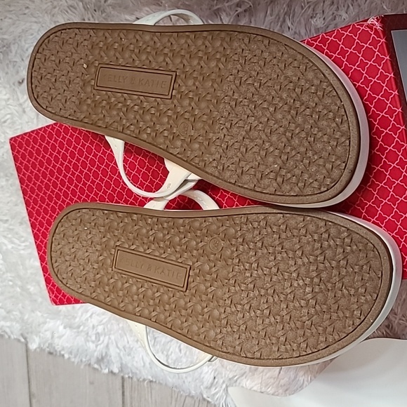 Kelly and Katie Ivory Sandals with medallion - Picture 5 of 12